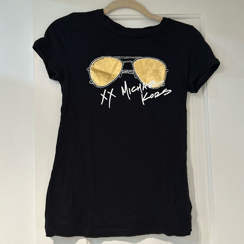 Michael kors graphic tee signature sunglasses look